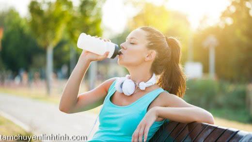 Luôn uống nước khi chăm sóc da mùa hè